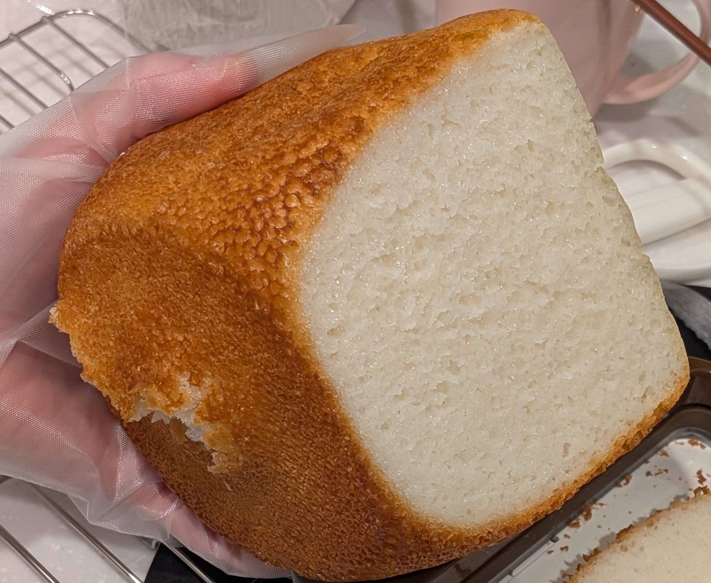 パナソニックのホームベーカリーで焼きあがった一斤のパン